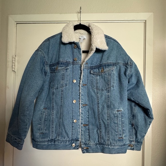 This is a Forever 21 Sherpa Lined Denim
Jacket. - Picture 2 of 5